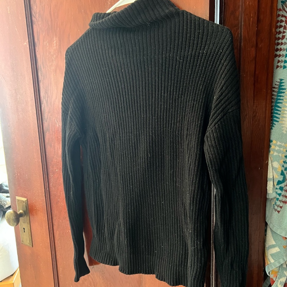 BLACK TURTLENECK SWEATER